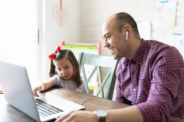 Father Daughter Wearing Earphones Watching Something Funny Laptop Computer Home — Stock Photo, Image