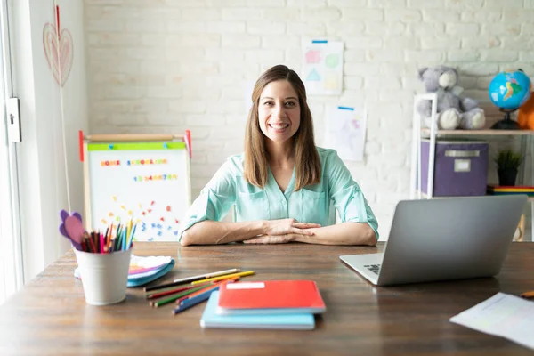 Porträt Einer Schönen Brünetten Frau Die Auf Einem Schreibtisch Sitzt — Stockfoto