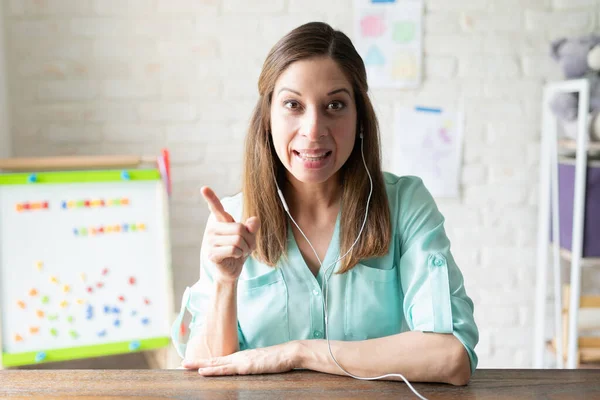 Porträt Einer Lehrerin Die Ihren Schülern Durch Einen Bildschirm Etwas — Stockfoto