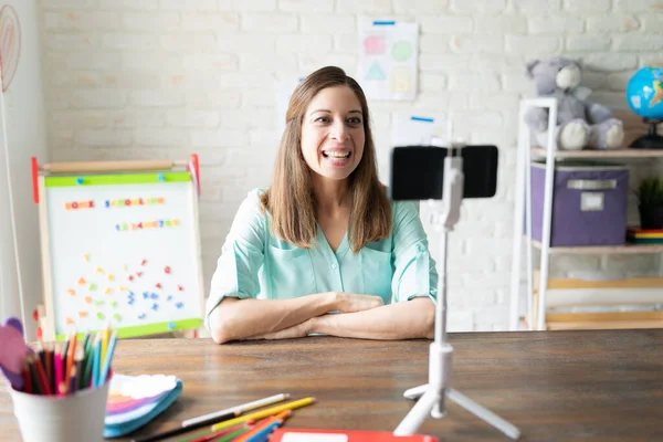 Brunett Kvinna Prata Och Lära Sina Studenter Hemifrån Med Hjälp — Stockfoto