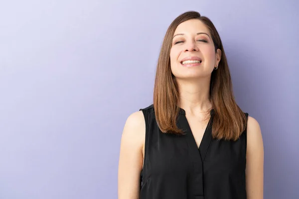 Carino Donna Caucasica Nei Suoi Anni Chiudendo Gli Occhi Desiderando — Foto Stock