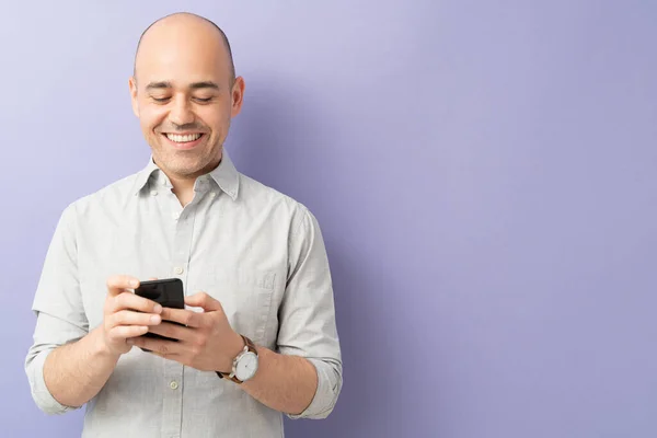 Good Looking Bald Man Using Smartphone Look Social Media Smiling — Stock Photo, Image