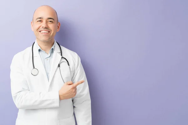 Atrakcyjny Lekarz Trzydziestce Niosący Stetoskop Uśmiechem Skierowany Stronę Przestrzeni Kopiującej — Zdjęcie stockowe