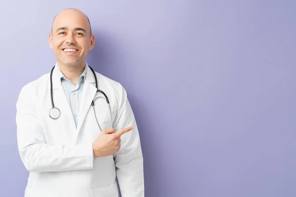 Attraente Medico Sulla Trentina Che Porta Uno Stetoscopio Punta Verso — Foto Stock