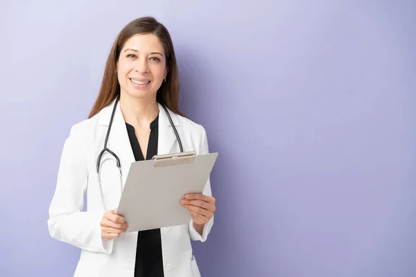 Médico Amigável Segurando Alguns Registros Médicos Olhando Pronto Para Ver — Fotografia de Stock