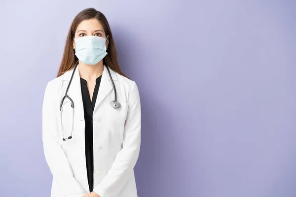 Pretty Female Doctor Her 40S Wearing Lab Coat Face Mask — Stock Photo, Image