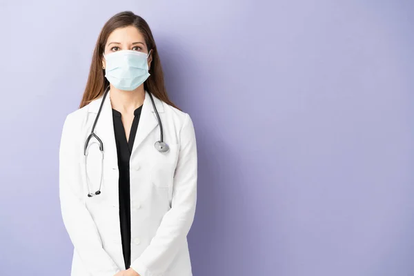 在流感大流行期间 40多岁的漂亮女医生身穿实验室外套 戴着面具 — 图库照片