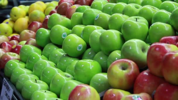 Una toma a mano alzada de una pila de manzanas en un mercado local — Vídeo de stock