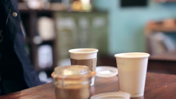 Een schot van een man die het drinken van een kopje koffie in een koffieshop — Stockvideo