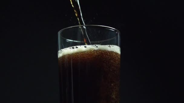 Super slow motion klip nalévání do sklenice Cola — Stock video