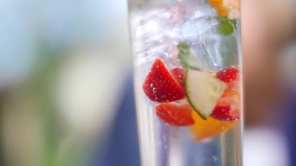 Un coup de feu à travers un verre fruité d'été — Video