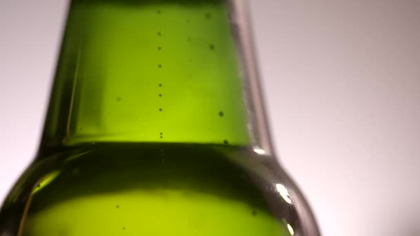 Закрыть замедленную съемку пузырьков пива в бутылке — стоковое видео