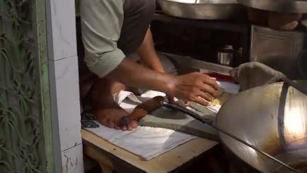 Close-up de um homem fritando um puri em óleo — Vídeo de Stock