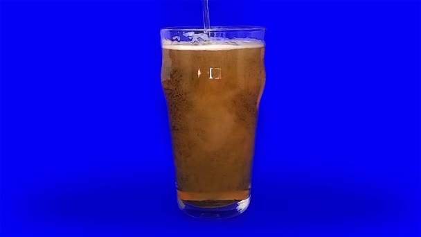 Verter una pinta de cerveza sobre un fondo de pantalla de croma azul — Vídeo de stock
