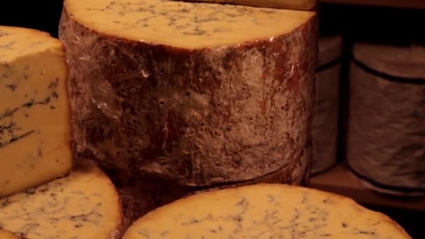 Un poco de queso en un mercado de Navidad . — Vídeo de stock