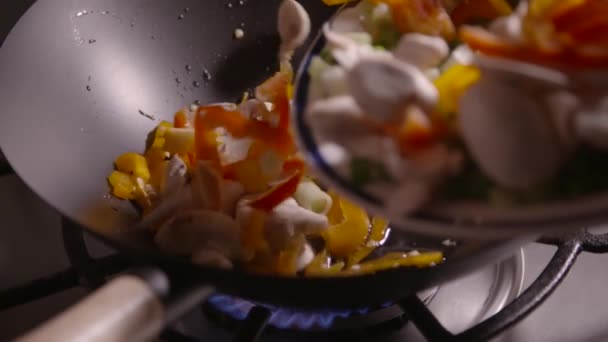 Clipe de câmera lenta de legumes fatiados sendo derramado em um wok pronto para fritar — Vídeo de Stock