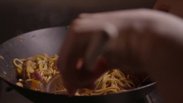 Roeren van voedsel in een wok dicht omhoog schot in slow motion — Stockvideo