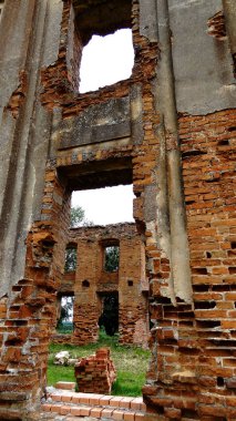 Çatlaklı eski kırık bir duvar. Eski katedralin yıkık duvarı