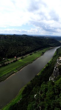 Dağlarda nehrin en iyi görünümü