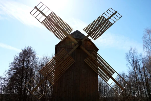 Ancien moulin sur fond de ciel bleu et d'arbres — Photo