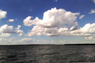 güzel bulutlar bir göl güneşli günde