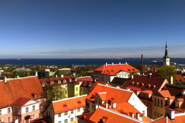 Denize bakan eski şehirde evlerin kırmızı çatılar