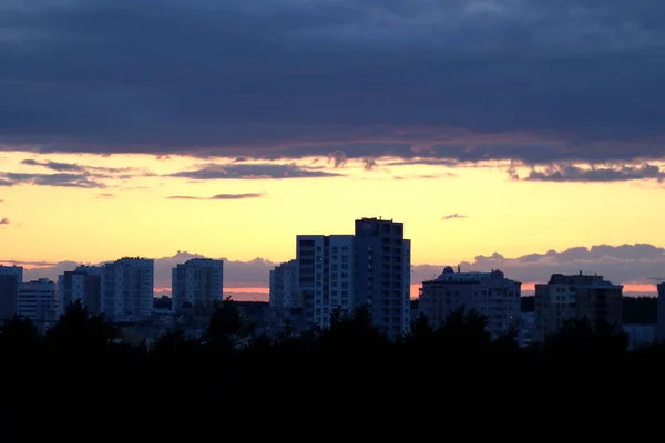 Şehirde güzel bir gün batımı — Stok fotoğraf