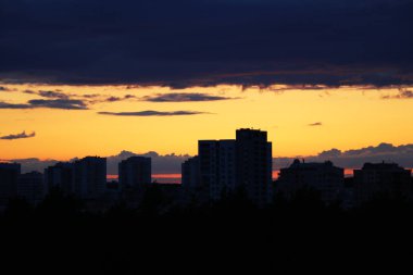 Şehirde güzel bir gün batımı