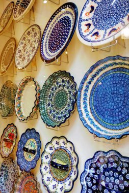 Çok renkli porselen levhalarla duvar manzarası.