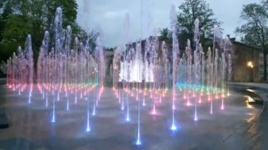 Şehir parkında renkli çeşme