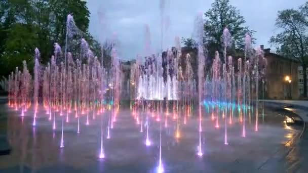 Fontana Colorata Nel Parco Cittadino — Video Stock