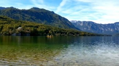 Slovenya 'daki Bohinj Gölü' nde sonbahar sezonu. Julian Alpleri 'nden Bohinj Vadisi. Triglav Ulusal Parkı.