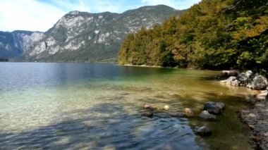 Slovenya 'daki Bohinj Gölü' nde sonbahar sezonu. Julian Alpleri 'nden Bohinj Vadisi. Triglav Ulusal Parkı.