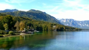 Slovenya 'daki Bohinj kıyı gölü manzarası