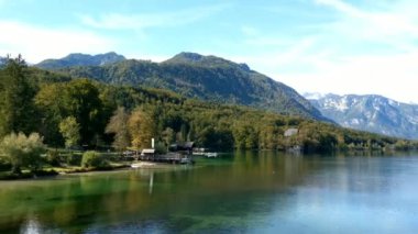 Slovenya 'daki Bohinj Gölü' nün muhteşem panoramik manzarası. Sonbahar manzarası