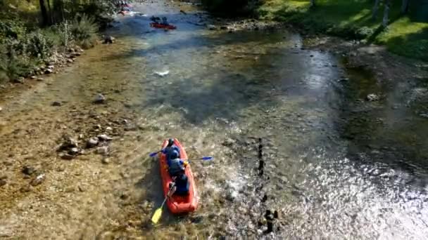 Bohinj Slovenia June 2019 Κάτοψη Του Ποταμού Στον Οποίο Επιπλέει — Αρχείο Βίντεο