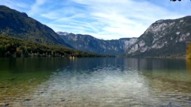 Slovenya 'daki Bohinj Gölü' nün muhteşem panoramik manzarası. Sonbahar manzarası