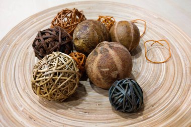 Büyük gri ahşap plaka saman topları ile spiral desenli.