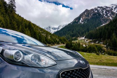 Transfagaras Otoyolu, Romanya - 14 Mayıs 2019: Kia Sportage karlı dağların arka planında.