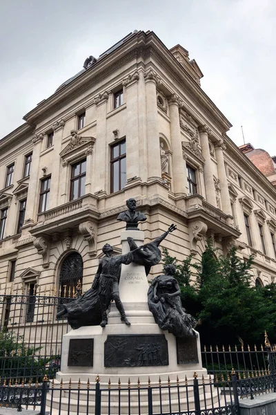 Bucarest, Rumania, 18 de mayo de 2019: Viejos edificios hermosos en Bucarest . — Foto de Stock