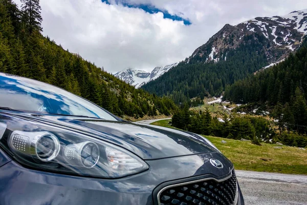 Transfagaras Otoyolu, Romanya - 14 Mayıs 2019: Kia Sportage karlı dağların arka planında.