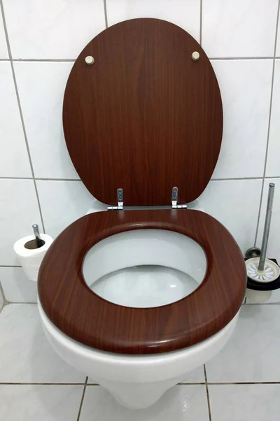 Uitzicht op een keramisch toilet in een openbaar toilet. — Stockfoto