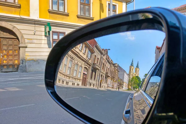 Miskolc, Hungary, May 29, 2019: Visa i spegeln av bilfönstret i den gamla delen av staden. — Stockfoto