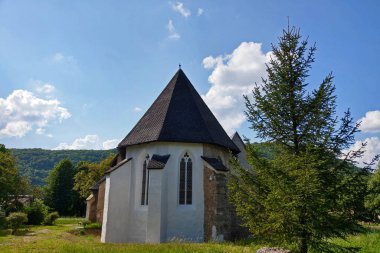 Plesivec, Slovakya, 14 Mayıs 2019: Plesivec 'teki eski gotik kilise.