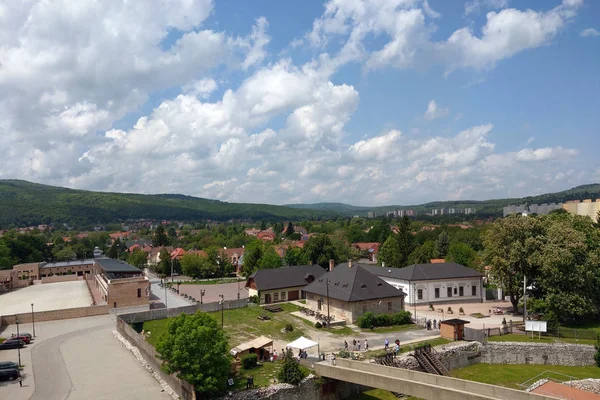 Miskolc, Maďarsko, 27. května 2019: Pohled na město z výšky za slunečného dne. — Stock fotografie