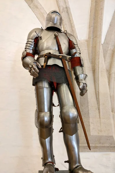 Мишкольц, Венгрия, 29 мая 2019 года: Мощный тяжелый рыцарь с мечом и шлемом . — стоковое фото