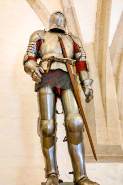 Miskolc, Macaristan, 26 Mayıs 2019: Kılıç ve miğferli güçlü ağır şövalye.