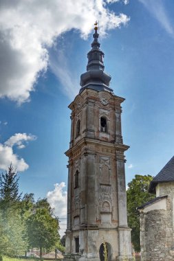 Plesivec, Slovakya, 14 Mayıs 2019: Plesivec 'teki eski gotik kilise. Seçici odak.