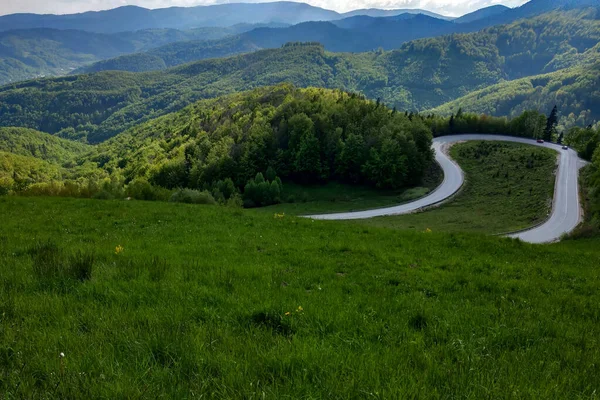 Vista da estrada da montanha, céu azul, montanhas no horizonte. Foco seletivo . — Fotografia de Stock