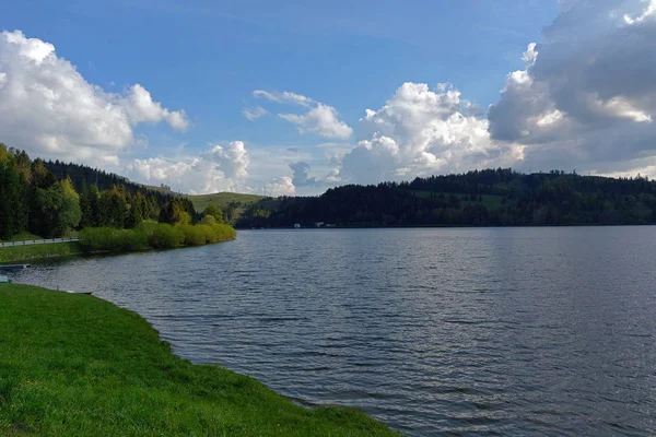 Idill lago azul sob céu nublado, natureza — Fotografia de Stock